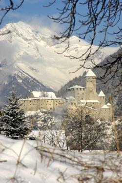 Burg Taufers mit Schnee