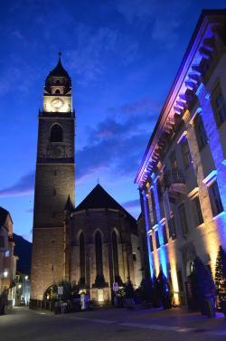 Das Palais Mamming Museum mit der Pfarrkirche St. Nickolaus