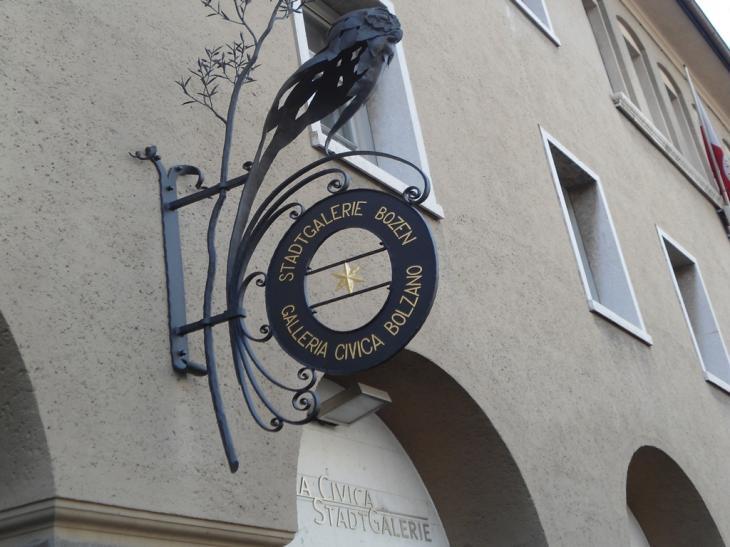 Stadtgalerie Bozen, Fassade